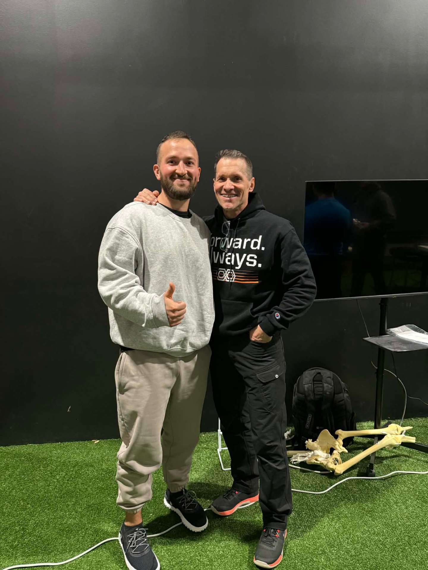Kamil tłumaczący biomechanikę na modelu miednicy